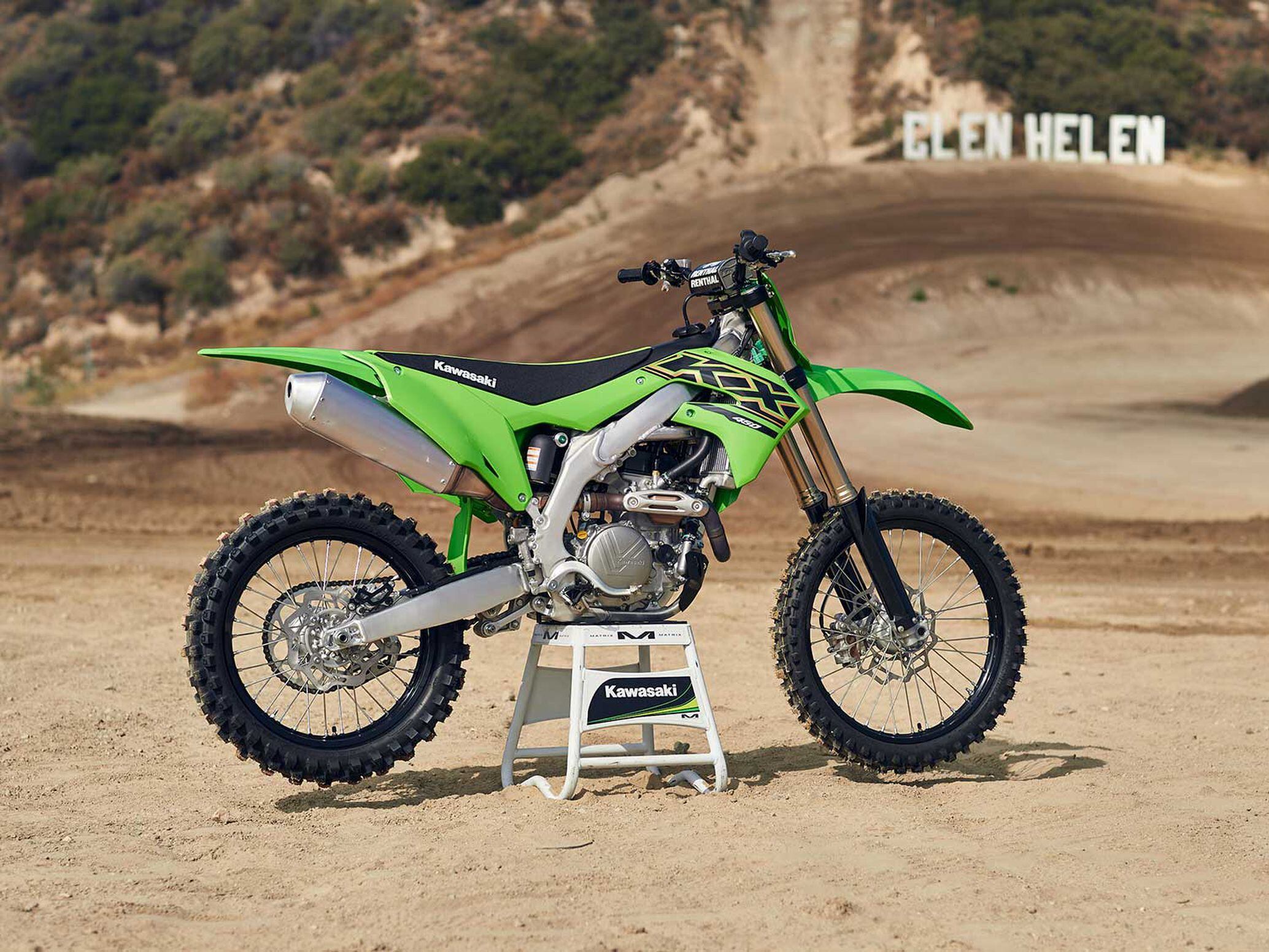 The KX450 receives a few engine updates for 2021 in the form of a new coned disc-spring hydraulic clutch, larger-diameter clutch plates with a revised friction material, and a new dry film lubricant coating on the piston skirt.