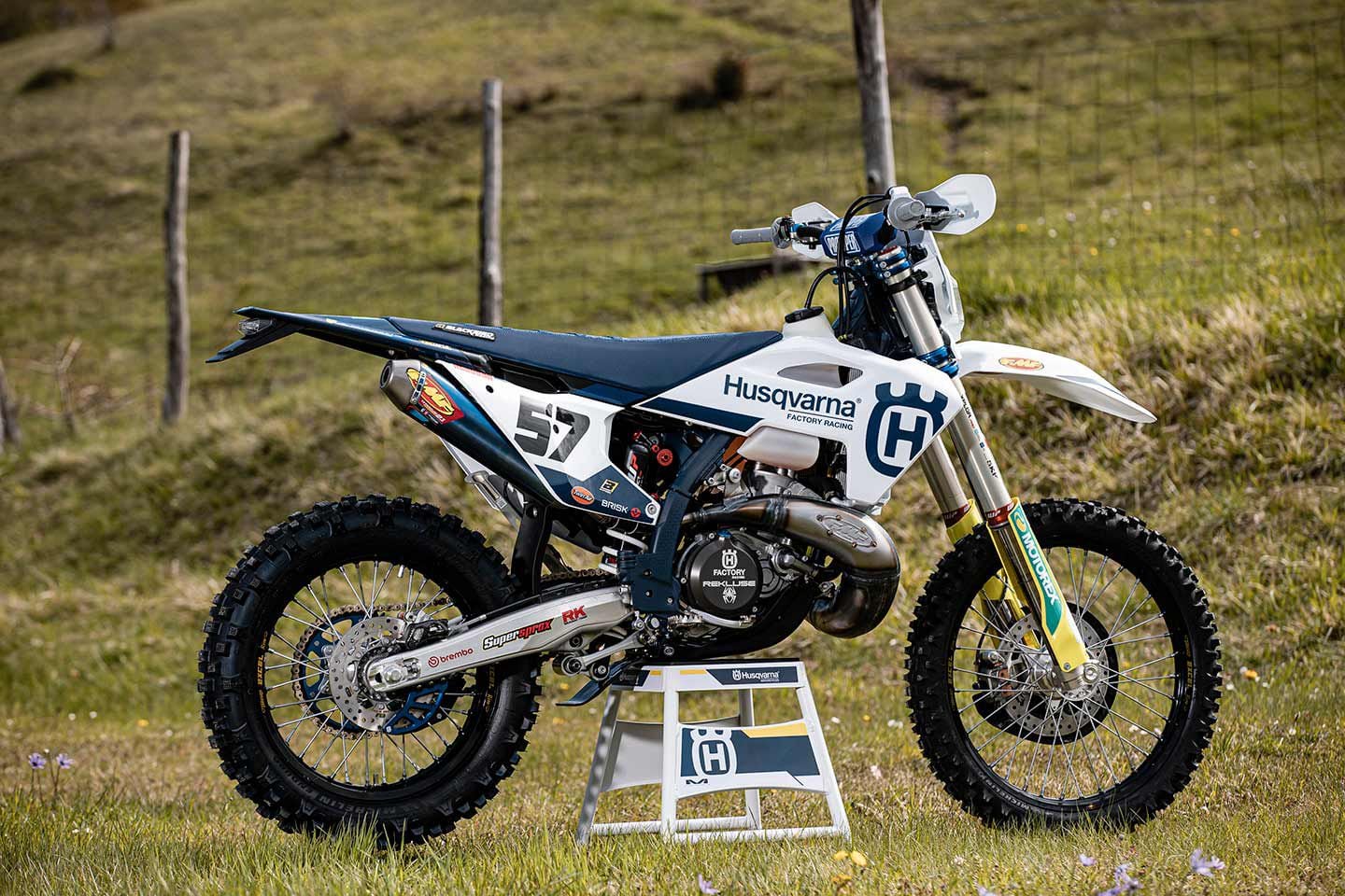 The new central double-cradle chromoly steel frame doesn’t have an oil tank filler cap behind the steering head like the 2019–2023 Husqvarna TE 300, which used transfer port injection (TPI).