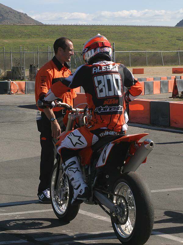 Pantaloni da motocross Race Worn 2005 MSR Team Red Bull KTM di Nathan  Ramsey - Rivista di azione di motocross