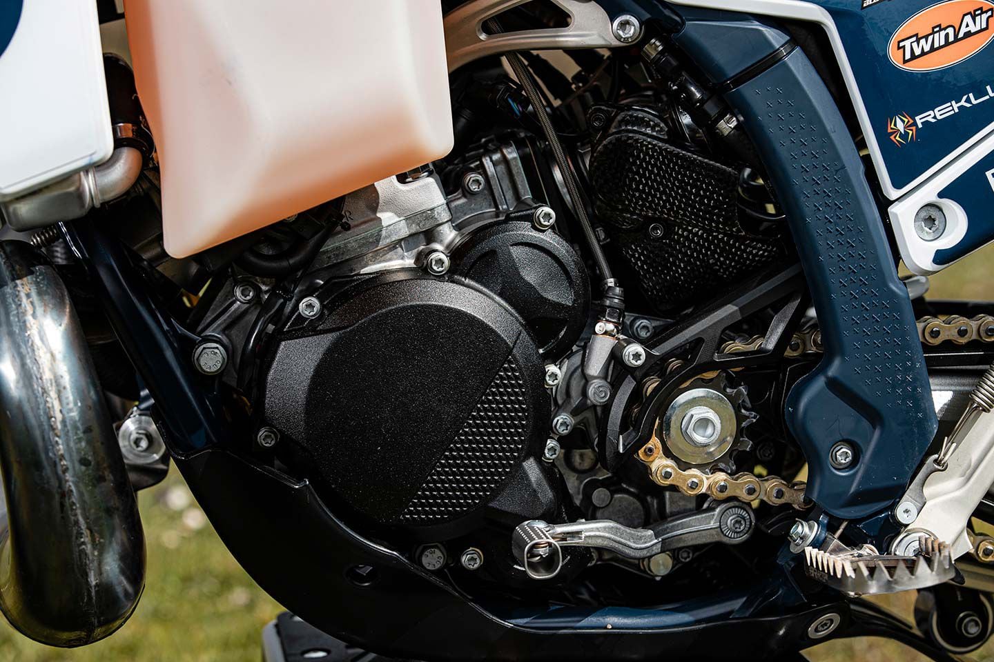 The same can be said of the left side of the two-stroke powerplant, which further confirms our assumption that the TE 150, TE 250, and TE 300 will have throttle body injection (TBI) in 2024.