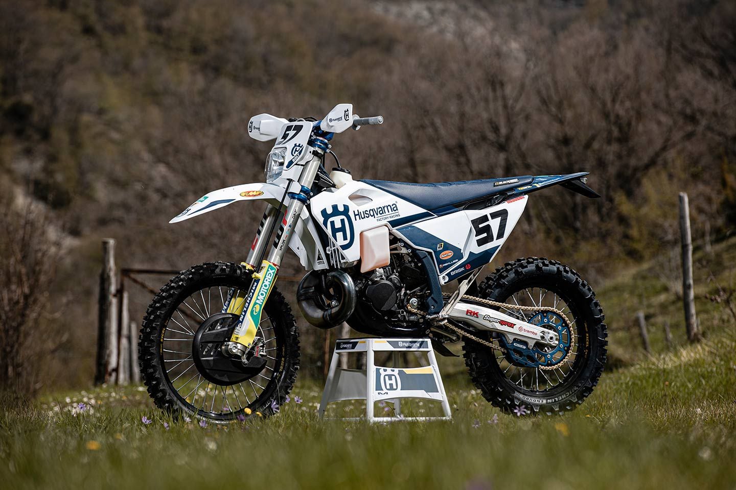 Billy Bolt’s 2024 Husqvarna TE 300 for the 2023 FIM Hard Enduro World Championship looks much different than his racebike from last year with some similarities to the 2023–2024 Husqvarna motocross and cross-country racers.