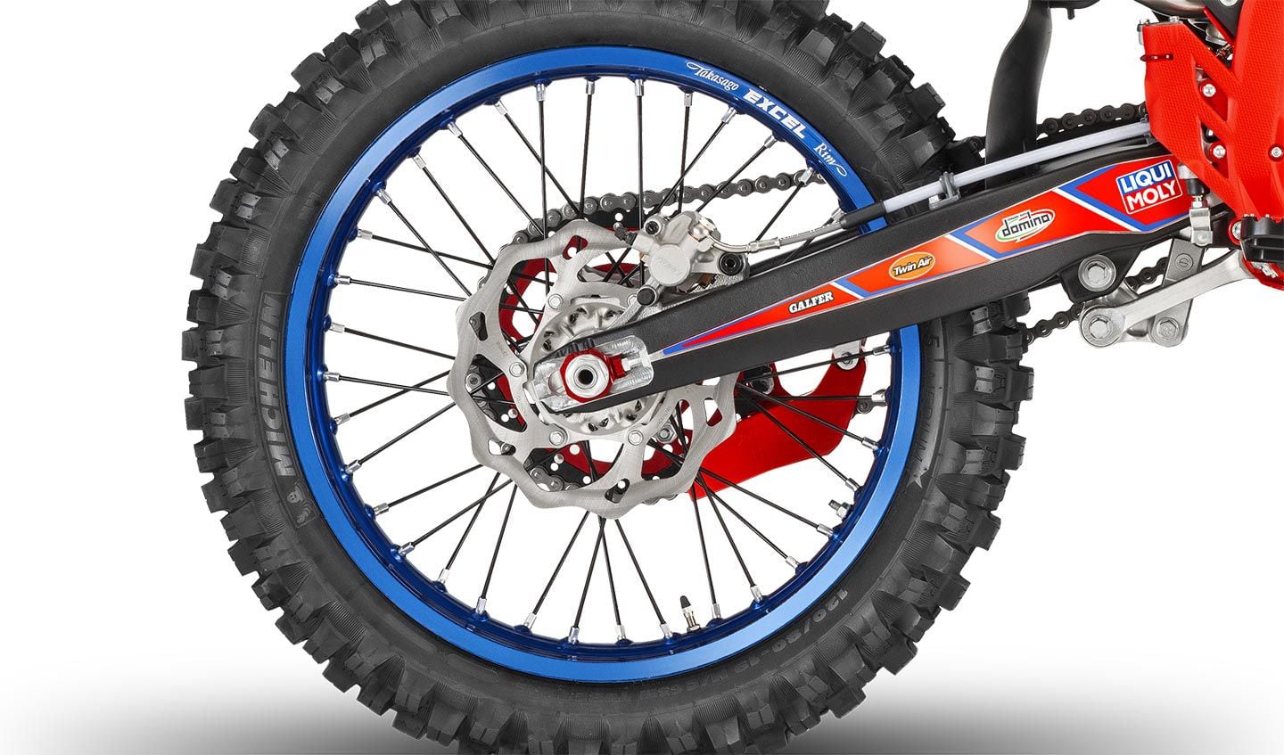 A dual-material ZF rear sprocket with an aluminum core and steel teeth increases durability, while blue Excel rims and red billet aluminum axle blocks add to the Italian machine’s stunning appearance.